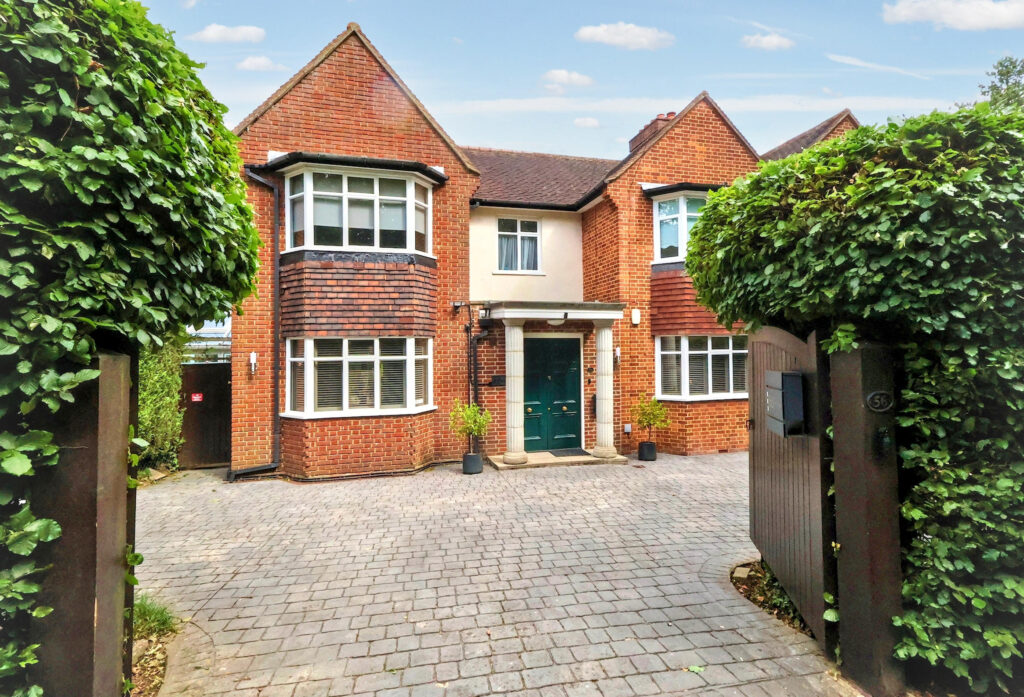 Oaks Road, Shirley
